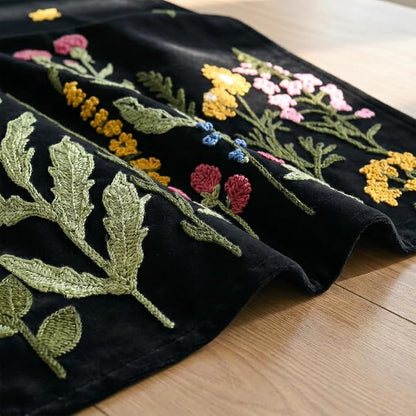 Artoid Mode Black Soft Chain Embroidery Wild Floral Spring Table Runner - Image 4
