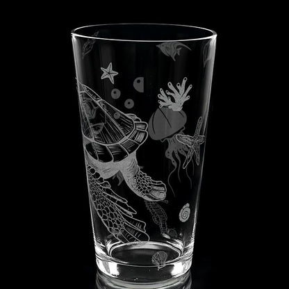 SEA TURTLE Engraved Beer Pint Glass | Great Nautical Drinking Gift Idea for Ocean Marine Enthusiasts Divers Sea Creatures