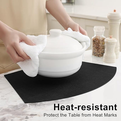 Homaxy Round Table Placemats Set of 4, Washable Wedge Shaped Faux Leather Table Mats, Wipeable Kitchen Dinner Place Mats for Indoor Outdoor, Black