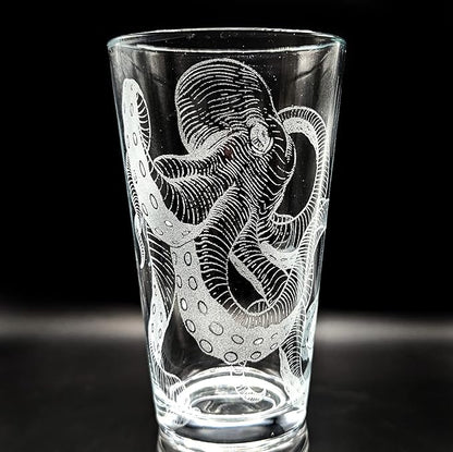 OCTOPUS Engraved Beer Pint Glass | Great Nautical Drinking Gift Idea for Ocean Marine Enthusiasts Divers Sea Creatures